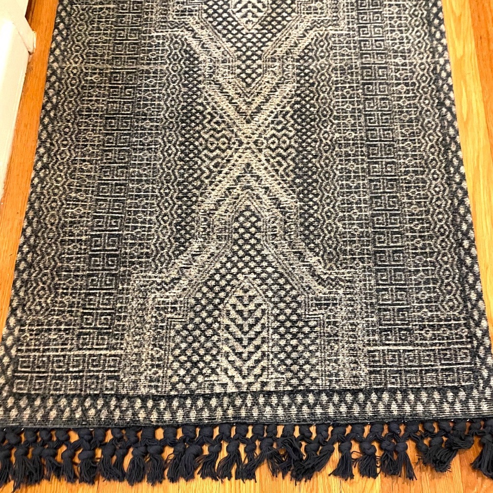New West Elm Durable Intricate Pattern long lasting Runner Area Rug 2.5’ x 7 ‘ - Picture 5 of 5
